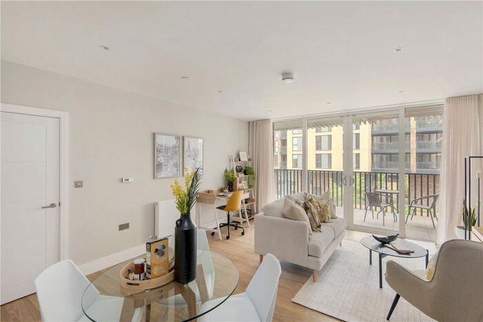 2 Bedroom Flat To Rent In Greyhound Parade, Wimbledon Grounds, London, SW17