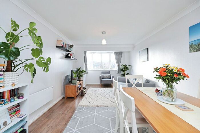 1 Bedroom Flat For Sale In Princes Gate, High Wycombe, HP13