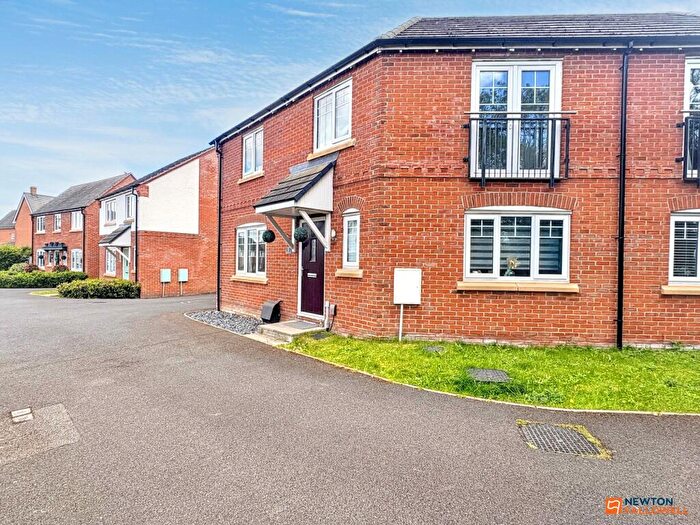 3 Bedroom Semi-Detached House For Sale In Palmer Close, Coalville, LE67