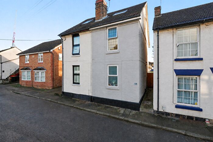 3 Bedroom Semi Detached House For Sale In Thornhill Place, Maidstone, ME14