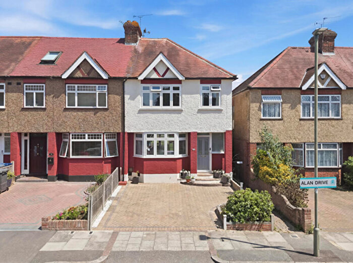 3 Bedroom End Of Terrace House For Sale In Alan Drive, Barnet, EN5