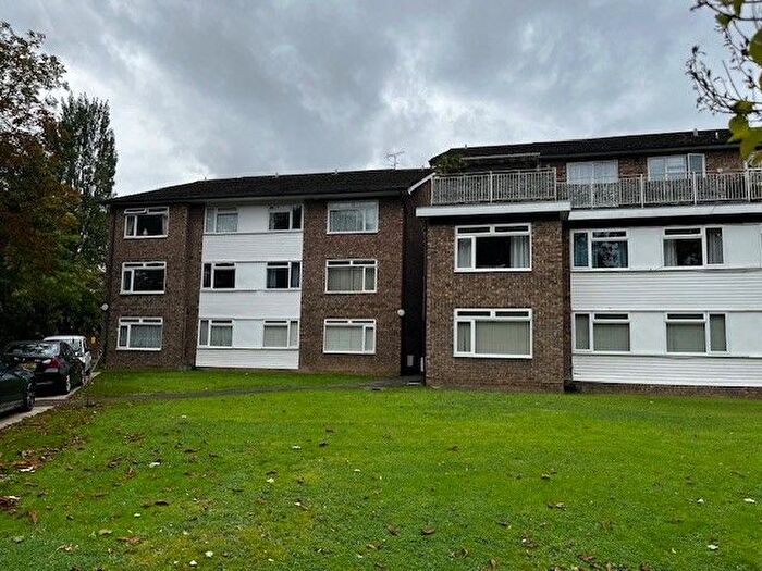 1 Bedroom Flat To Rent In The Avenue, Worcester Park, KT4