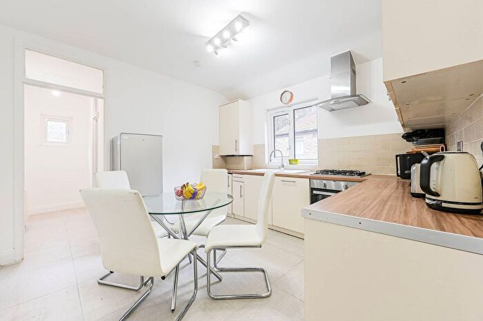 2 Bedroom Flat To Rent In Leahurst Road, Lewisham, London, SE13