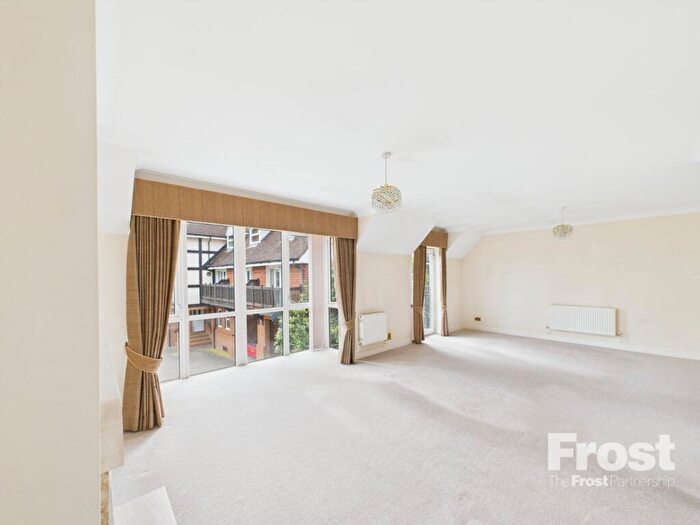 2 Bedroom Apartment For Sale In Straight Road, Old Windsor, Berkshire, SL4
