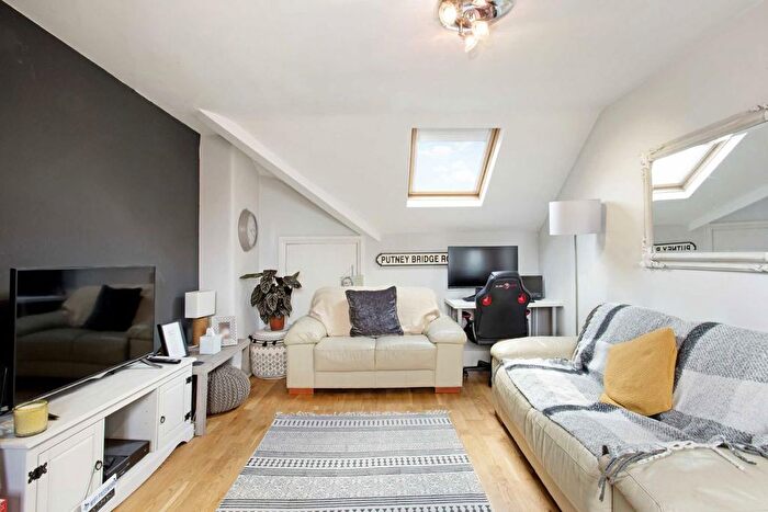 1 Bedroom Flat To Rent In Putney Bridge Road, London, SW15