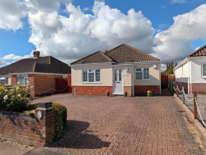 3 Bedroom Detached Bungalow For Sale In High Drive, Basingstoke, RG22