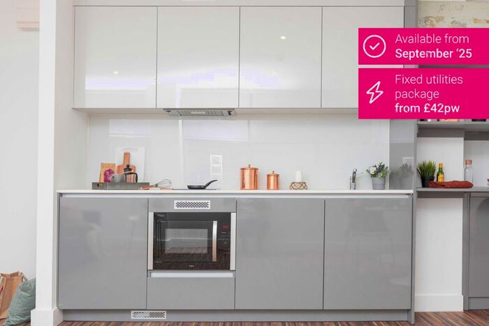 3 Bedroom Flat To Rent In Chester Road, Manchester, M16