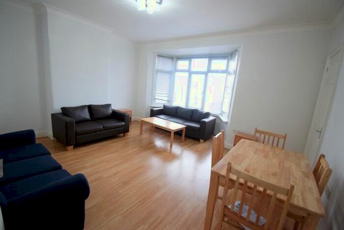 2 Bedroom Flat To Rent In Parade Mansions, Watford Way, Hendon Central, London, NW4