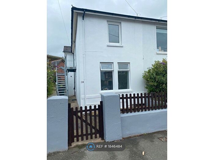 3 Bedroom Flat To Rent In Cross Street, Sandown, PO36