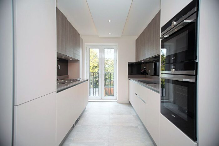 3 Bedroom Flat To Rent In Parson Street, Hendon, NW4