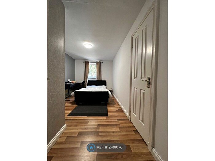 2 Bedroom Flat To Rent In Crawford Lane, Glasgow, G11
