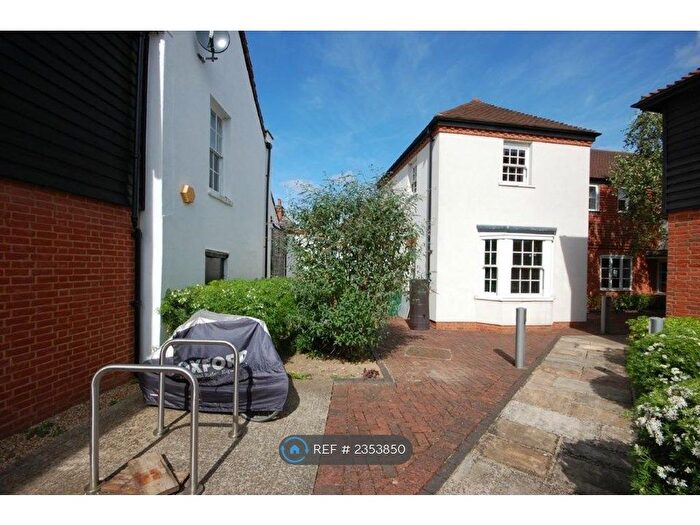 2 Bedroom Flat To Rent In Carlton Yard, Farnham, GU9