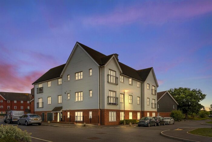 1 Bedroom Flat For Sale In Brocklehurst Way, Brambling Court, Horley, RH6