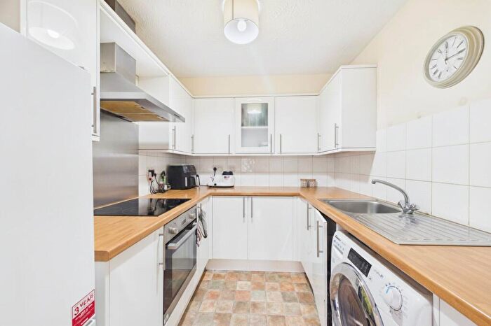 2 Bedroom Flat To Rent In Stonefield Park, Maidenhead, Berkshire, SL6