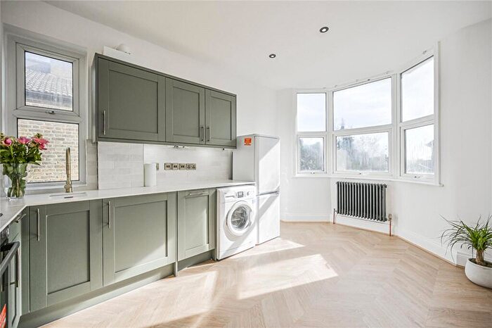 2 Bedroom Apartment For Sale In Keston Road, London, N17