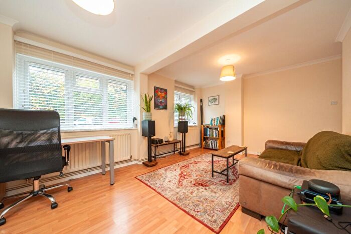 1 Bedroom Apartment For Sale In Weybridge, Surrey, KT13
