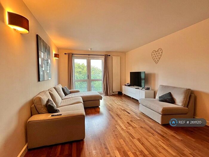 2 Bedroom Flat To Rent In Cedar Court, Prestwich, Manchester, M25