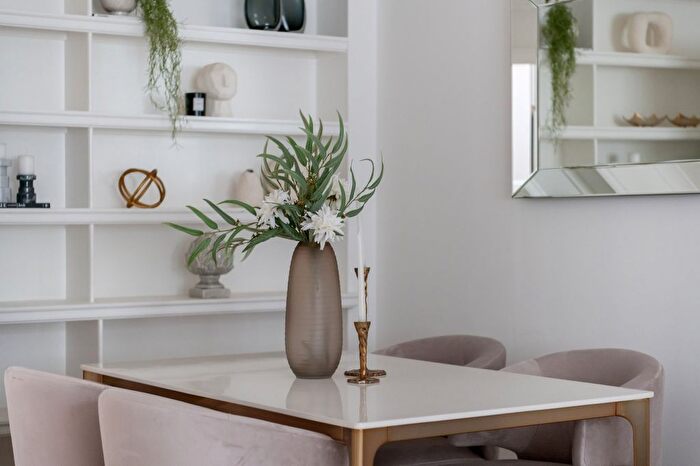 2 Bedroom Flat For Sale In De Vere Mews, Kensington, London, W8