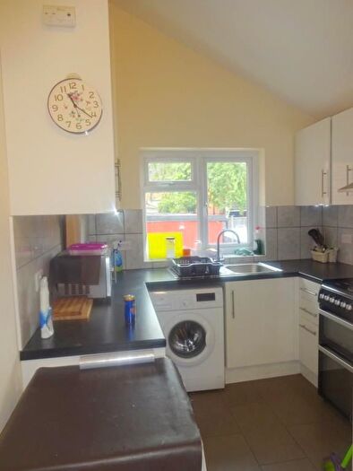5 Bedroom Flat To Rent In High Street, Wealdstone, Harrow, Middlesex, HA3
