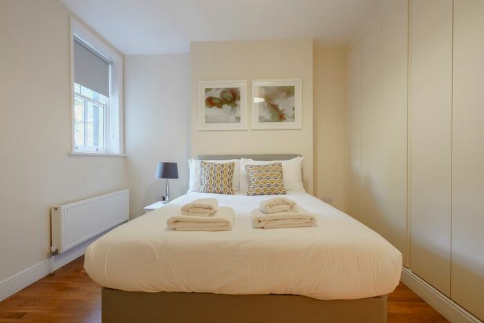 2 Bedroom Flat To Rent In Hamlet Gardens, Ravenscourt Park, London, W6