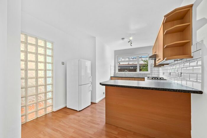 2 Bedroom Flat To Rent In Durham Road, London, SW20