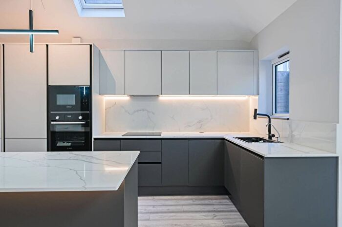 3 Bedroom Flat To Rent In Colney Hatch Lane, London, Colney Hatch, London, N10