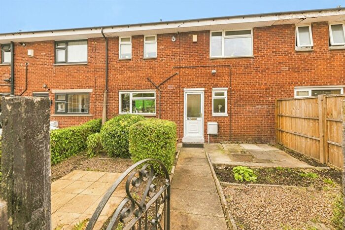 3 Bedroom Maisonette For Sale In Wyvern Close, Batley, WF17