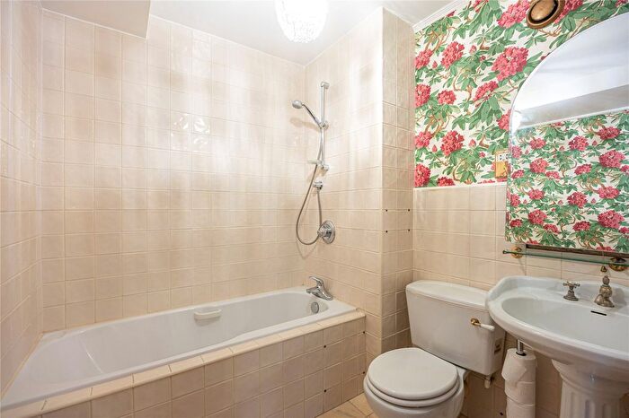 2 Bedroom Flat For Sale In Cheyne Walk, Chelsea, London, SW3
