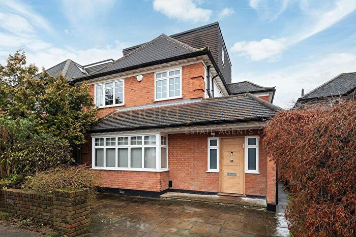 4 Bedroom Detached House For Sale In Limes Avenue, Mill Hill, NW7