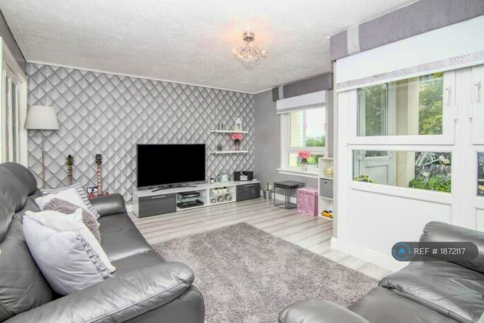 3 Bedroom Flat To Rent In Invershin Drive, Glasgow, G20