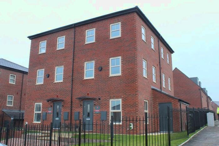 2 Bedroom Town House To Rent In Cardwell Road, Leeds, LS14