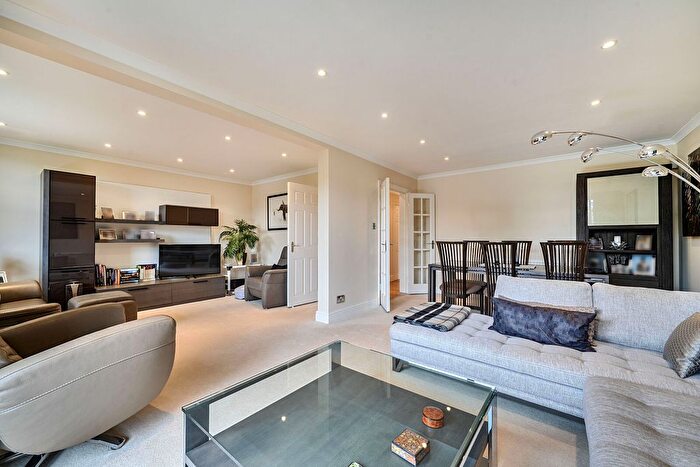 2 Bedroom Flat For Sale In Lyonsdown Road, East Barnet, Barnet, EN5