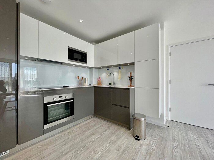 2 Bedroom Flat To Rent In Embankment House -, P17