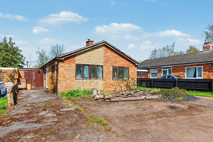 3 Bedroom Detached Bungalow For Sale In The Lane, Hempton, OX15