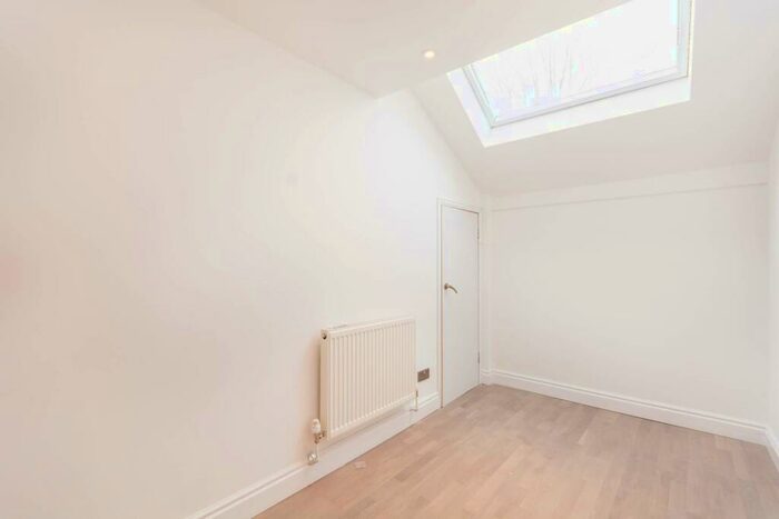 3 Bedroom Flat To Rent In Rectory Road, Hackney, London, N16