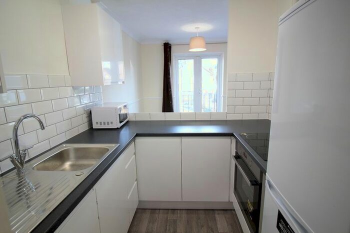 1 Bedroom Flat To Rent In Town End, Caterham CR3