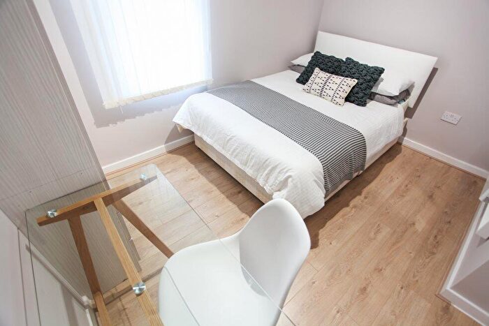 2 Bedroom Flat To Rent In Fell Street, L7