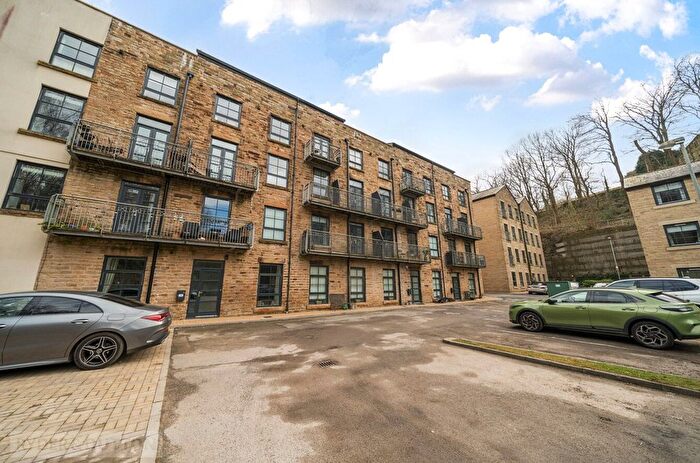 2 Bedroom Flat For Sale In Kinderlee Way, Chisworth, Glossop, SK13