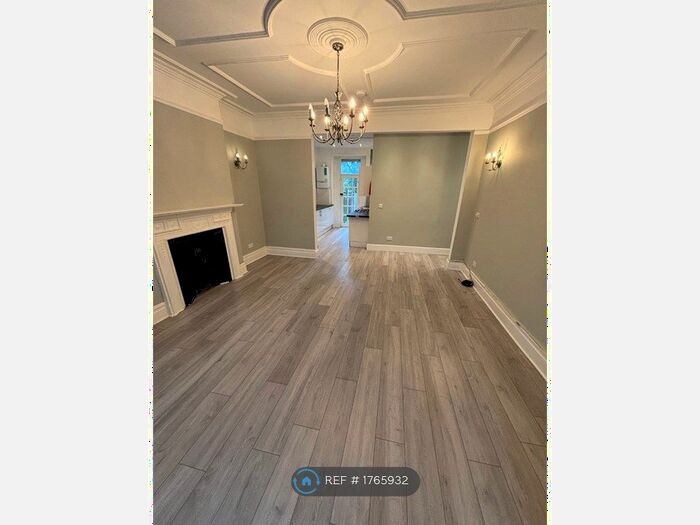 3 Bedroom Flat To Rent In Wolverton Mansions Uxbridge Road, London, W5