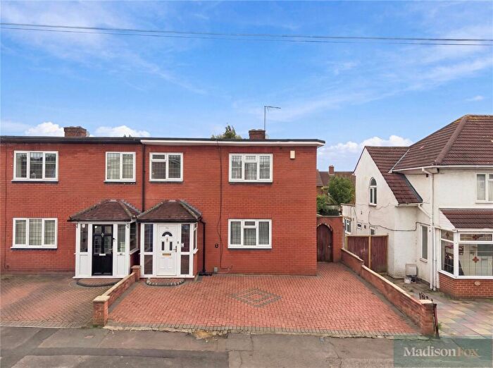 3 Bedroom End Of Terrace House For Sale In Brocket Way, Chigwell, IG7