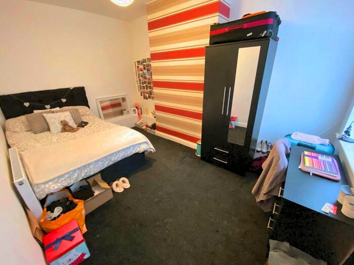 5 Bedroom House To Rent In Nadine St, Manchester, M6