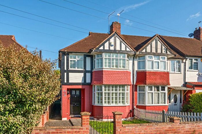 3 Bedroom Semi-Detached House To Rent In Jevington Way Lee, SE12