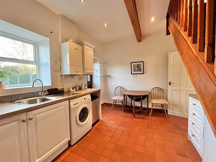 3 Bedroom Terraced House For Sale In Sheffield Road, Glossop, SK13