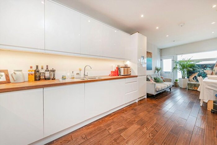 1 Bedroom Flat To Rent In Garratt Lane, Earlsfield, SW17