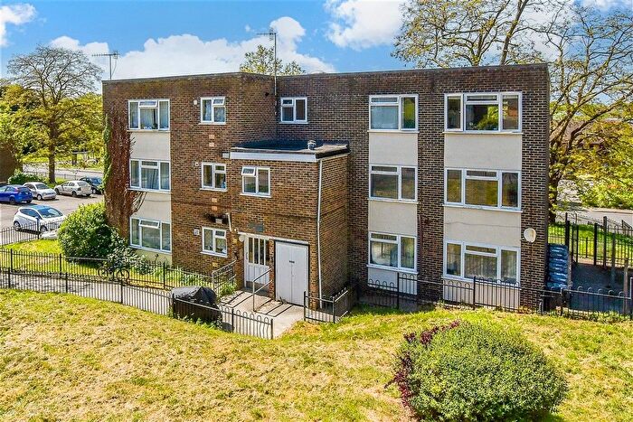 1 Bedroom Flat For Sale In Whitelake Road, Tonbridge, Kent, TN10