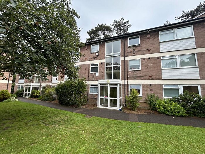 2 Bedroom Flat For Sale In Flat, Pine Lodge, Tonbridge Road, Maidstone, Kent, ME16