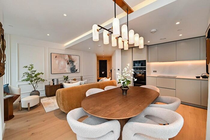 2 Bedroom Flat To Rent In Harcourt Tower, South Quay Plaza, Canary Wharf, E14