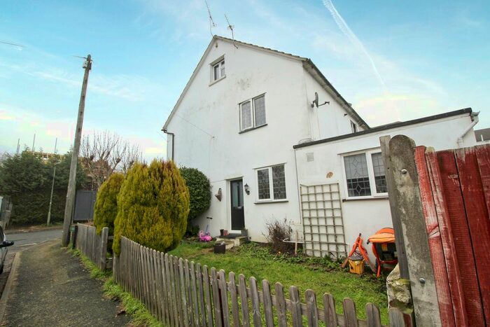 2 Bedroom End Of Terrace House To Rent In Lower Road, Redhill, RH1