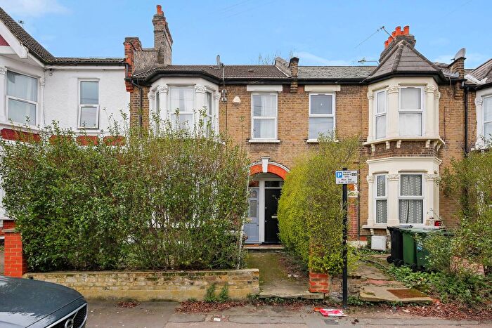 2 Bedroom Flat For Sale In Goldsmith Road, Leyton, E10
