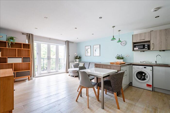 1 Bedroom Apartment To Rent In Battlebridge Court, Wharfdale Road, Kings Cross, London, N1